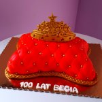 tort z królewską koroną